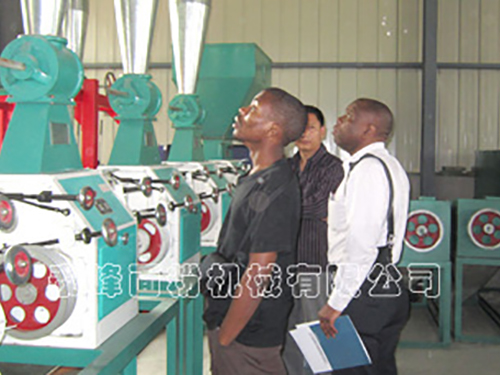 剛果客戶參觀生產設備